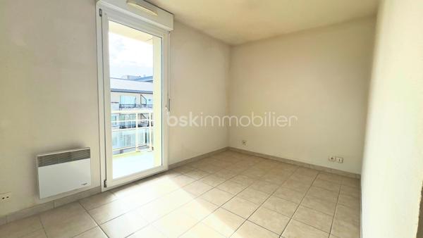 BSK CAEN Immobilier – David TALVAST vous propose cet appartement T3 de 51 m² situé au 3ᵉ et dernier étage d'une résidence à deux pas du Super U de Beaulieu, dans le secteur recherché de Caen Saint-Paul.

Dans une résidence récente de 2004 avec piscine, cet appartement offre un cadre de vie agréable et sécurisé, idéal pour une résidence principale ou un investissement locatif à Caen.

Il se compose de :
•	Entrée de 6,61 m²
•	Séjour/Cuisine lumineux de 18,55 m² avec accès direct au balcon
•	Balcon de 8 m² exposé idéalement plein Est.
•	2 chambres (11,31 m² et 8,45 m²)
•	Salle de bains
•	WC séparé

Les atouts du bien :
✔ 3ᵉ et dernier étage
✔ Résidence sécurisée avec piscine
✔ Place de parking privative en sous-sol.
✔ Chauffage électrique individuel/production d'eau chaude individuel
✔ Fibre optique
✔ Secteur recherché proche des commodités

Surface Carrez : 50,79 m²
Charges annuelles : 2028 €
Taxe foncière : 1 250 €
Nombre de lots : 160 (dont 80 d’habitation)

Cet appartement représente une excellente opportunité à Caen, que ce soit pour habiter ou pour investir dans un quartier dynamique et recherché.
Vous êtes intéressé ? Contactez-moi directement pour ce bien coup de cœur : 07 81 76 32 28 ou dtalvast@bskimmobilier.com