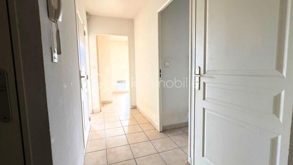 BSK CAEN Immobilier – David TALVAST vous propose cet appartement T3 de 51 m² situé au 3ᵉ et dernier étage d'une résidence à deux pas du Super U de Beaulieu, dans le secteur recherché de Caen Saint-Paul.

Dans une résidence récente de 2004 avec piscine, cet appartement offre un cadre de vie agréable et sécurisé, idéal pour une résidence principale ou un investissement locatif à Caen.

Il se compose de :
•	Entrée de 6,61 m²
•	Séjour/Cuisine lumineux de 18,55 m² avec accès direct au balcon
•	Balcon de 8 m² exposé idéalement plein Est.
•	2 chambres (11,31 m² et 8,45 m²)
•	Salle de bains
•	WC séparé

Les atouts du bien :
✔ 3ᵉ et dernier étage
✔ Résidence sécurisée avec piscine
✔ Place de parking privative en sous-sol.
✔ Chauffage électrique individuel/production d'eau chaude individuel
✔ Fibre optique
✔ Secteur recherché proche des commodités

Surface Carrez : 50,79 m²
Charges annuelles : 2028 €
Taxe foncière : 1 250 €
Nombre de lots : 160 (dont 80 d’habitation)

Cet appartement représente une excellente opportunité à Caen, que ce soit pour habiter ou pour investir dans un quartier dynamique et recherché.
Vous êtes intéressé ? Contactez-moi directement pour ce bien coup de cœur : 07 81 76 32 28 ou dtalvast@bskimmobilier.com