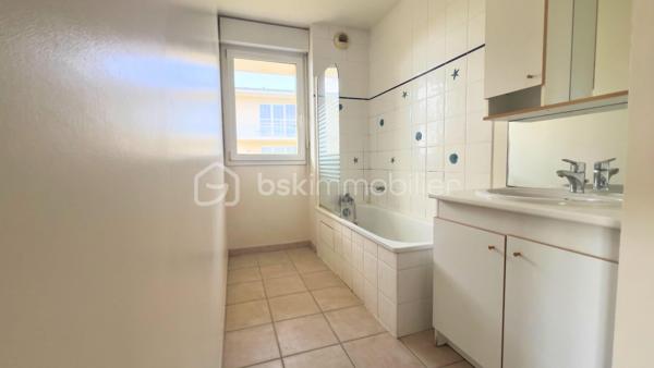 BSK CAEN Immobilier – David TALVAST vous propose cet appartement T3 de 51 m² situé au 3ᵉ et dernier étage d'une résidence à deux pas du Super U de Beaulieu, dans le secteur recherché de Caen Saint-Paul.

Dans une résidence récente de 2004 avec piscine, cet appartement offre un cadre de vie agréable et sécurisé, idéal pour une résidence principale ou un investissement locatif à Caen.

Il se compose de :
•	Entrée de 6,61 m²
•	Séjour/Cuisine lumineux de 18,55 m² avec accès direct au balcon
•	Balcon de 8 m² exposé idéalement plein Est.
•	2 chambres (11,31 m² et 8,45 m²)
•	Salle de bains
•	WC séparé

Les atouts du bien :
✔ 3ᵉ et dernier étage
✔ Résidence sécurisée avec piscine
✔ Place de parking privative en sous-sol.
✔ Chauffage électrique individuel/production d'eau chaude individuel
✔ Fibre optique
✔ Secteur recherché proche des commodités

Surface Carrez : 50,79 m²
Charges annuelles : 2028 €
Taxe foncière : 1 250 €
Nombre de lots : 160 (dont 80 d’habitation)

Cet appartement représente une excellente opportunité à Caen, que ce soit pour habiter ou pour investir dans un quartier dynamique et recherché.
Vous êtes intéressé ? Contactez-moi directement pour ce bien coup de cœur : 07 81 76 32 28 ou dtalvast@bskimmobilier.com