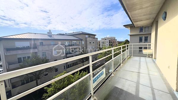 BSK CAEN Immobilier – David TALVAST vous propose cet appartement T3 de 51 m² situé au 3ᵉ et dernier étage d'une résidence à deux pas du Super U de Beaulieu, dans le secteur recherché de Caen Saint-Paul.

Dans une résidence récente de 2004 avec piscine, cet appartement offre un cadre de vie agréable et sécurisé, idéal pour une résidence principale ou un investissement locatif à Caen.

Il se compose de :
•	Entrée de 6,61 m²
•	Séjour/Cuisine lumineux de 18,55 m² avec accès direct au balcon
•	Balcon de 8 m² exposé idéalement plein Est.
•	2 chambres (11,31 m² et 8,45 m²)
•	Salle de bains
•	WC séparé

Les atouts du bien :
✔ 3ᵉ et dernier étage
✔ Résidence sécurisée avec piscine
✔ Place de parking privative en sous-sol.
✔ Chauffage électrique individuel/production d'eau chaude individuel
✔ Fibre optique
✔ Secteur recherché proche des commodités

Surface Carrez : 50,79 m²
Charges annuelles : 2028 €
Taxe foncière : 1 250 €
Nombre de lots : 160 (dont 80 d’habitation)

Cet appartement représente une excellente opportunité à Caen, que ce soit pour habiter ou pour investir dans un quartier dynamique et recherché.
Vous êtes intéressé ? Contactez-moi directement pour ce bien coup de cœur : 07 81 76 32 28 ou dtalvast@bskimmobilier.com