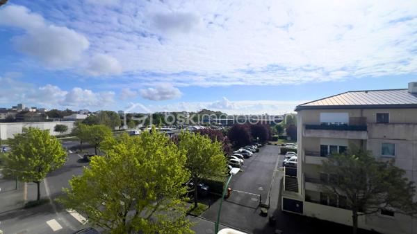 BSK CAEN Immobilier – David TALVAST vous propose cet appartement T3 de 51 m² situé au 3ᵉ et dernier étage d'une résidence à deux pas du Super U de Beaulieu, dans le secteur recherché de Caen Saint-Paul.

Dans une résidence récente de 2004 avec piscine, cet appartement offre un cadre de vie agréable et sécurisé, idéal pour une résidence principale ou un investissement locatif à Caen.

Il se compose de :
•	Entrée de 6,61 m²
•	Séjour/Cuisine lumineux de 18,55 m² avec accès direct au balcon
•	Balcon de 8 m² exposé idéalement plein Est.
•	2 chambres (11,31 m² et 8,45 m²)
•	Salle de bains
•	WC séparé

Les atouts du bien :
✔ 3ᵉ et dernier étage
✔ Résidence sécurisée avec piscine
✔ Place de parking privative en sous-sol.
✔ Chauffage électrique individuel/production d'eau chaude individuel
✔ Fibre optique
✔ Secteur recherché proche des commodités

Surface Carrez : 50,79 m²
Charges annuelles : 2028 €
Taxe foncière : 1 250 €
Nombre de lots : 160 (dont 80 d’habitation)

Cet appartement représente une excellente opportunité à Caen, que ce soit pour habiter ou pour investir dans un quartier dynamique et recherché.
Vous êtes intéressé ? Contactez-moi directement pour ce bien coup de cœur : 07 81 76 32 28 ou dtalvast@bskimmobilier.com