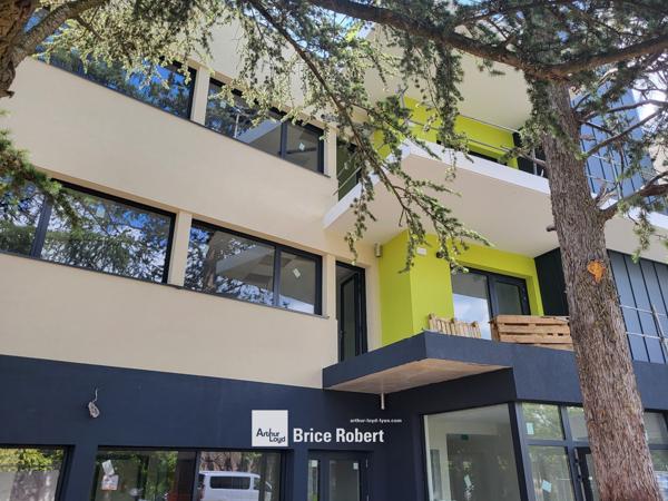 Bureaux à louer à Dardilly dans immeuble neuf lumineux avec terrasses