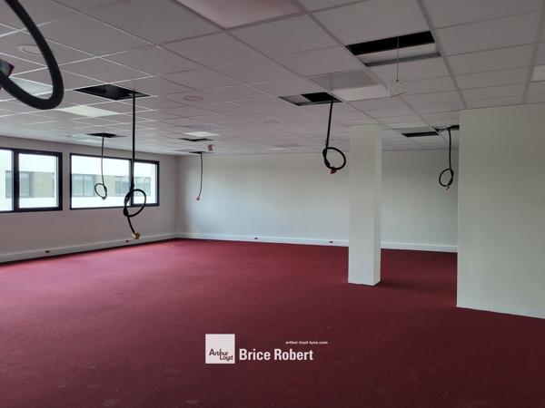 Bureaux à louer à Dardilly dans immeuble neuf lumineux avec terrasses