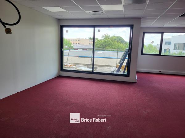 Bureaux à louer à Dardilly dans immeuble neuf lumineux avec terrasses