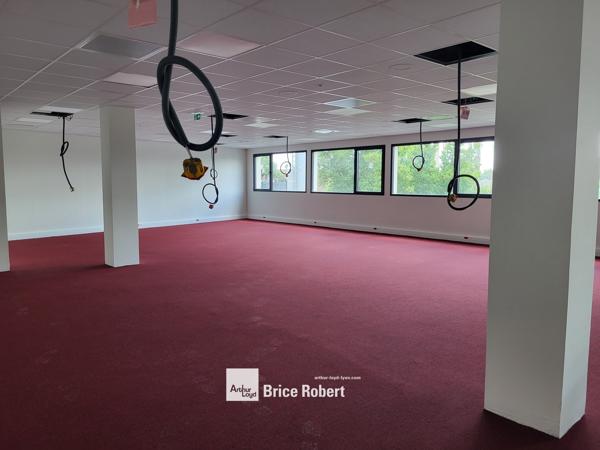 Bureaux à louer à Dardilly dans immeuble neuf lumineux avec terrasses