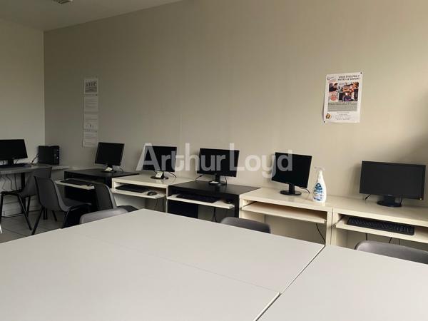 Bureaux à louer en bordure de Mouvaux - Espaces modernes sécurisés avec parkings et accès facile