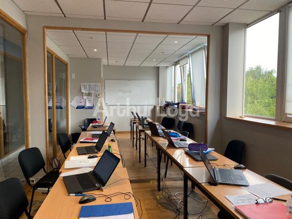Bureaux à louer en bordure de Mouvaux - Espaces modernes sécurisés avec parkings et accès facile