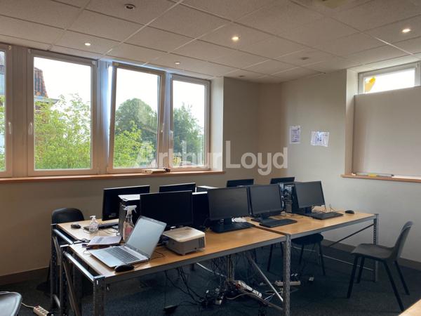 Bureaux à louer en bordure de Mouvaux - Espaces modernes sécurisés avec parkings et accès facile