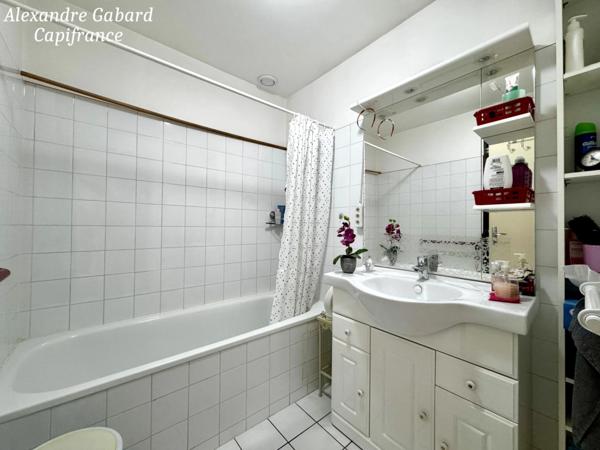 LANGON CENTRE VILLE - Immeuble en pierres 450 m² comprenant 6 appartements et 2 locaux commerciaux