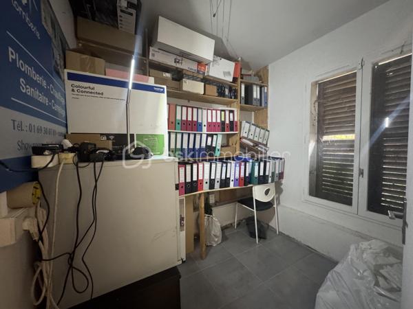 Situé au cœur de Palaiseau, à quelques pas de la gare, ce local bénéficie d’un emplacement stratégique premium avec un flux constant de passage, garantissant visibilité et attractivité pour toute activité commerciale.

Ce local, en excellent état, offre une configuration optimale :

un espace de vente agréable et lumineux,
un espace cuisine,
des WC indépendants,
deux pièces arrière pouvant accueillir bureaux ou stockage.

✨ Aucun travaux à prévoir – exploitation immédiate
✨ Local sain, fonctionnel et parfaitement entretenu

Destination large (hors restauration)

Conditions :

Droit au bail : 29 500 €
Loyer mensuel : 1 212 €

Une opportunité rare pour implanter ou développer votre activité dans un secteur dynamique, recherché et à forte fréquentation.

Dossier sur demande – visites rapides possibles

Sara RODRIGUES - BSK Immobilier 
06 33 82 07 35 / S.RODRIGUES@BSKIMMOBILIER.COM
