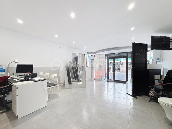 Situé au cœur de Palaiseau, à quelques pas de la gare, ce local bénéficie d’un emplacement stratégique premium avec un flux constant de passage, garantissant visibilité et attractivité pour toute activité commerciale.

Ce local, en excellent état, offre une configuration optimale :

un espace de vente agréable et lumineux,
un espace cuisine,
des WC indépendants,
deux pièces arrière pouvant accueillir bureaux ou stockage.

✨ Aucun travaux à prévoir – exploitation immédiate
✨ Local sain, fonctionnel et parfaitement entretenu

Destination large (hors restauration)

Conditions :

Droit au bail : 29 500 €
Loyer mensuel : 1 212 €

Une opportunité rare pour implanter ou développer votre activité dans un secteur dynamique, recherché et à forte fréquentation.

Dossier sur demande – visites rapides possibles

Sara RODRIGUES - BSK Immobilier 
06 33 82 07 35 / S.RODRIGUES@BSKIMMOBILIER.COM