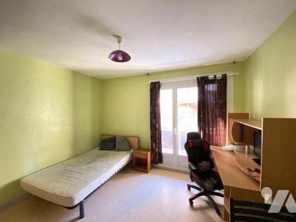 AURILLAC, à vendre, studio comprenant, entrée avec kitchenette, salon/chambre donnant sur balco...