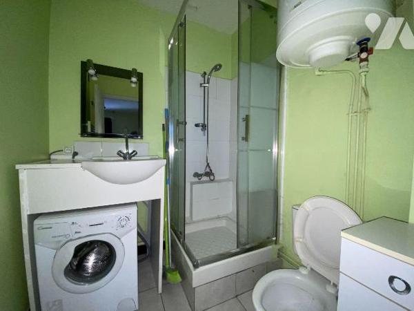 AURILLAC, à vendre, studio comprenant, entrée avec kitchenette, salon/chambre donnant sur balco...