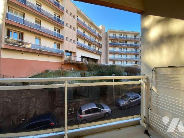 AURILLAC, à vendre, studio comprenant, entrée avec kitchenette, salon/chambre donnant sur balco...