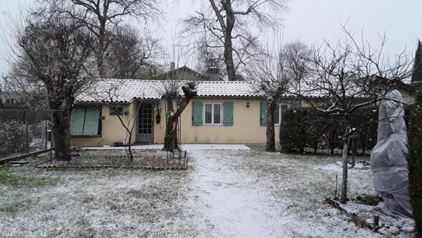 Grande maison de 175 m2 garage terrasse local technique et sa dépendance de 75 m2 très bien entretenu sur terrain de 745 m2 emplacement idéale et calme sans vis a vis  a Pessac proche de toutes commodités