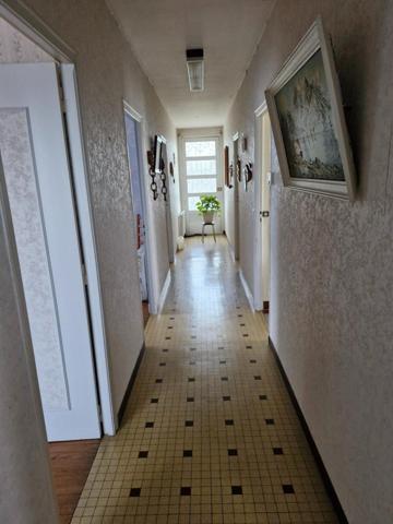 Grande maison de 175 m2 garage terrasse local technique et sa dépendance de 75 m2 très bien entretenu sur terrain de 745 m2 emplacement idéale et calme sans vis a vis  a Pessac proche de toutes commodités