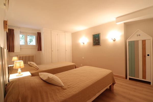 ROYAN - QUARTIER DU PARC - 400 M PLAGE ET COMMERCES - GRANDE MAISON DE FAMILLE AVEC JARDIN - TOUTES COMMODITES