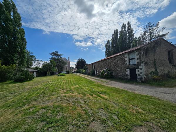 Demeure de Prestige avec deux maisons  + annexes