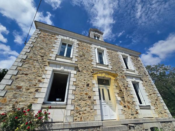 Demeure de Prestige avec deux maisons  + annexes