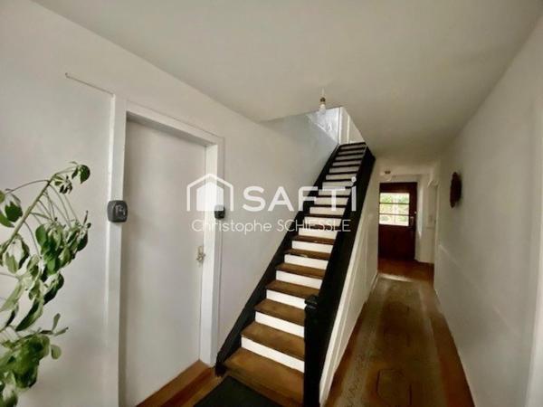 Immeuble de 4 Appartements, avec lot de 7 garages