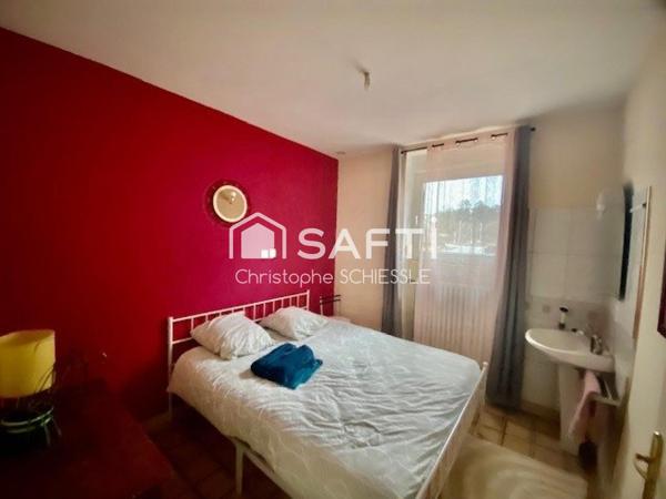 Immeuble de 4 Appartements, avec lot de 7 garages