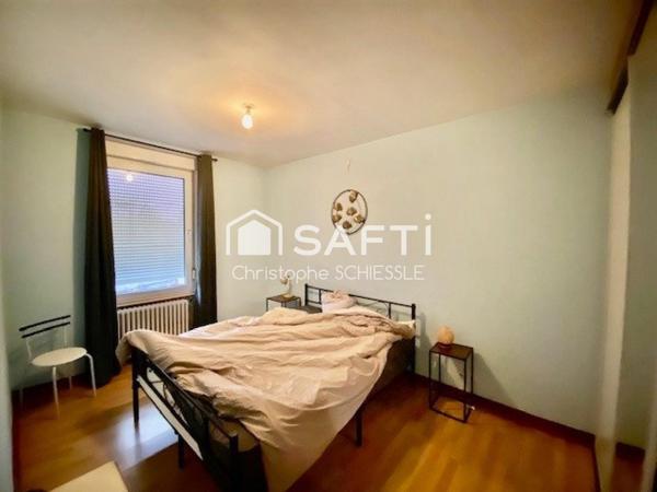 Immeuble de 4 Appartements, avec lot de 7 garages