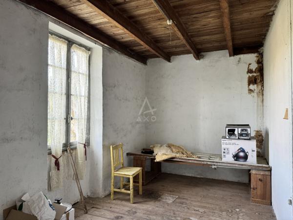 À seulement 13 km dAngoulême dans un lieu plein de charme et de potentiel, idéal pour projet familial ou gîte