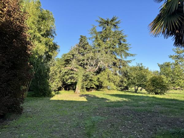 À seulement 13 km dAngoulême dans un lieu plein de charme et de potentiel, idéal pour projet familial ou gîte