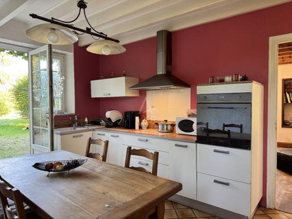 À seulement 13 km dAngoulême dans un lieu plein de charme et de potentiel, idéal pour projet familial ou gîte