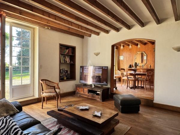 À seulement 13 km dAngoulême dans un lieu plein de charme et de potentiel, idéal pour projet familial ou gîte