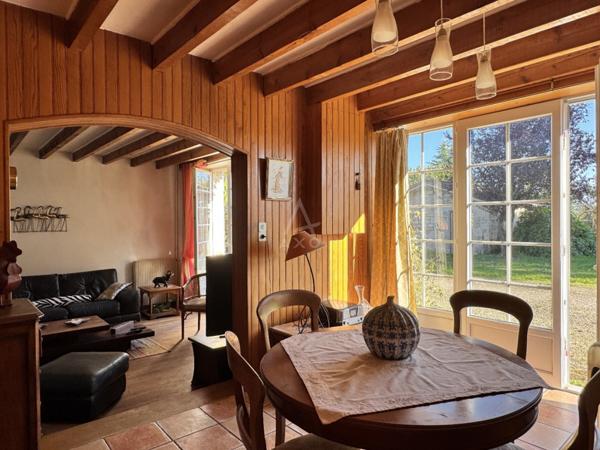 À seulement 13 km dAngoulême dans un lieu plein de charme et de potentiel, idéal pour projet familial ou gîte