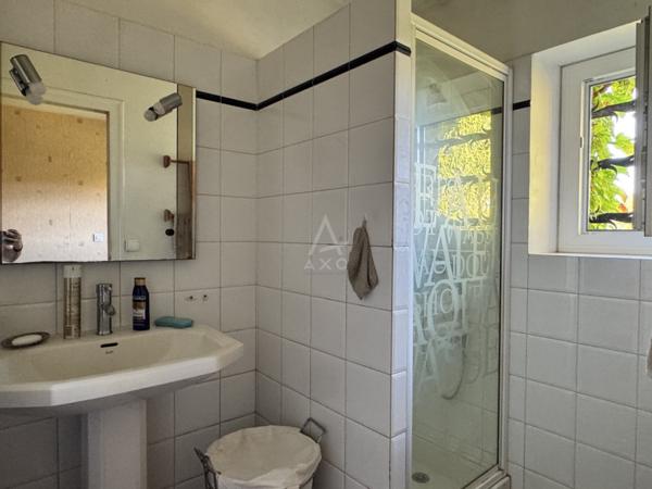 À seulement 13 km dAngoulême dans un lieu plein de charme et de potentiel, idéal pour projet familial ou gîte