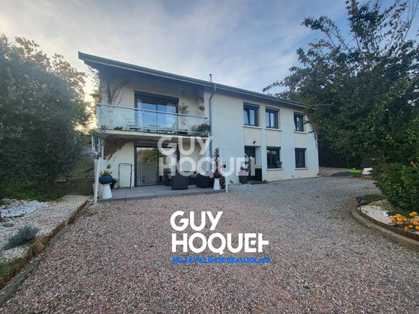 Maison familiale avec piscine, espace local professionnel avec terrain clos.