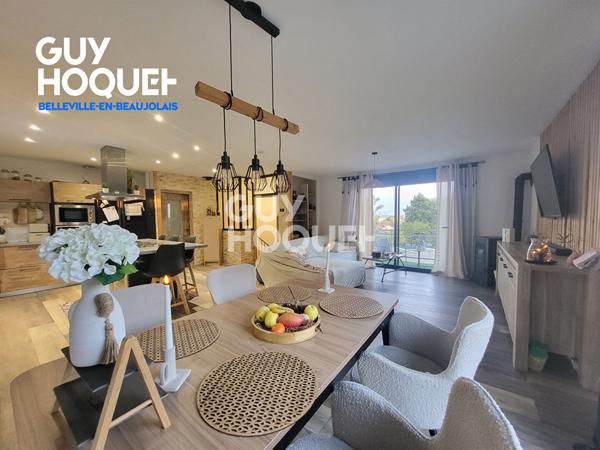 Maison familiale avec piscine, espace local professionnel avec terrain clos.