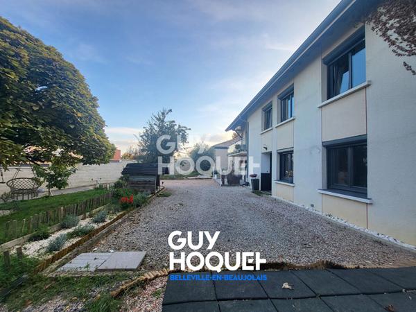 Maison familiale avec piscine, espace local professionnel avec terrain clos.