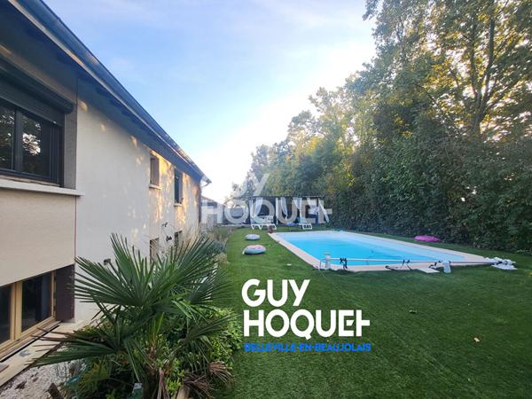Maison familiale avec piscine, espace local professionnel avec terrain clos.