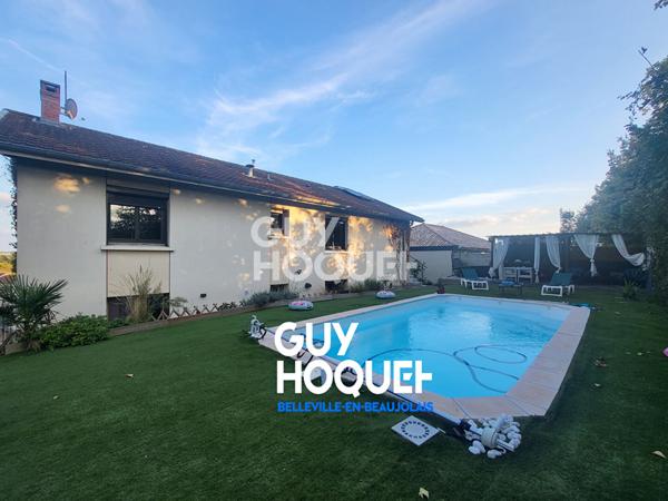 Maison familiale avec piscine, espace local professionnel avec terrain clos.