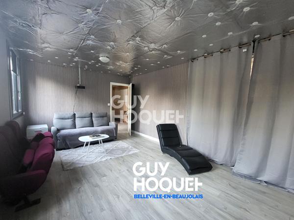 Maison familiale avec piscine, espace local professionnel avec terrain clos.