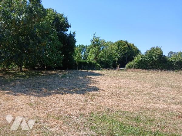 Garage / bâtiment à vendre à BECELEUF (79160)