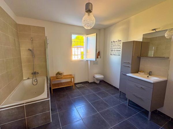 Salon-de-Provence (13300) 3 grandes chambres et un bel extèrieur sur salon de provence.