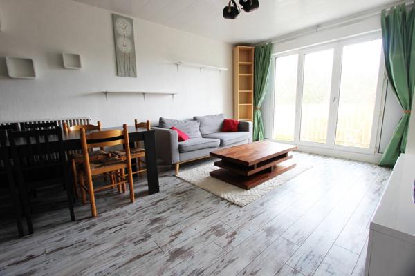 UN APPARTEMENT DE TYPE 3, MEUBLÉ, AVEC BALCONS ET CAVE. -