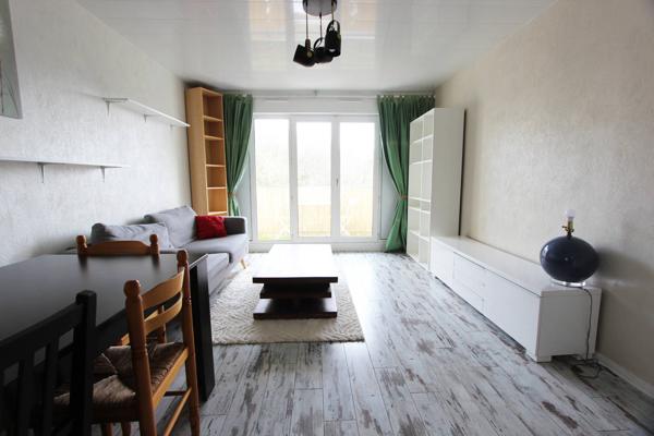 UN APPARTEMENT DE TYPE 3, MEUBLÉ, AVEC BALCONS ET CAVE. -