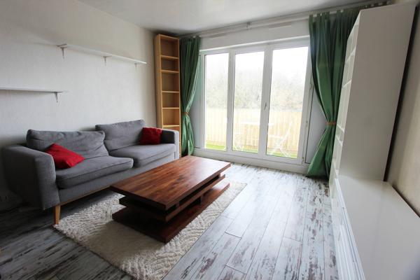 UN APPARTEMENT DE TYPE 3, MEUBLÉ, AVEC BALCONS ET CAVE. -