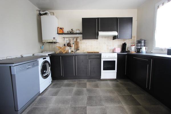 UN APPARTEMENT DE TYPE 3, MEUBLÉ, AVEC BALCONS ET CAVE. -