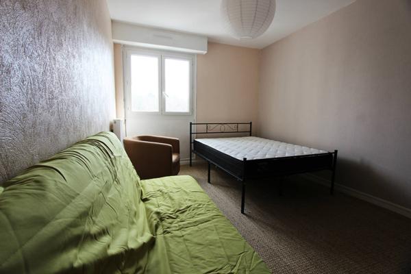 UN APPARTEMENT DE TYPE 3, MEUBLÉ, AVEC BALCONS ET CAVE. -