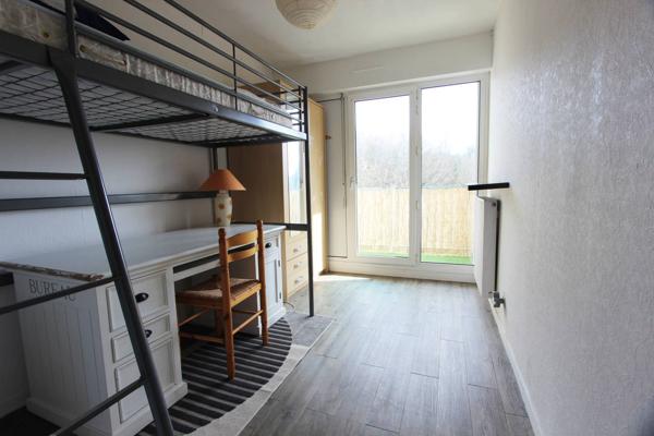 UN APPARTEMENT DE TYPE 3, MEUBLÉ, AVEC BALCONS ET CAVE. -