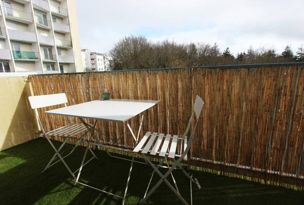 UN APPARTEMENT DE TYPE 3, MEUBLÉ, AVEC BALCONS ET CAVE. -