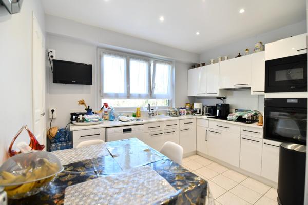 Grand appartement de cinq pièces! Ravalement réglé par les propriétaires!!