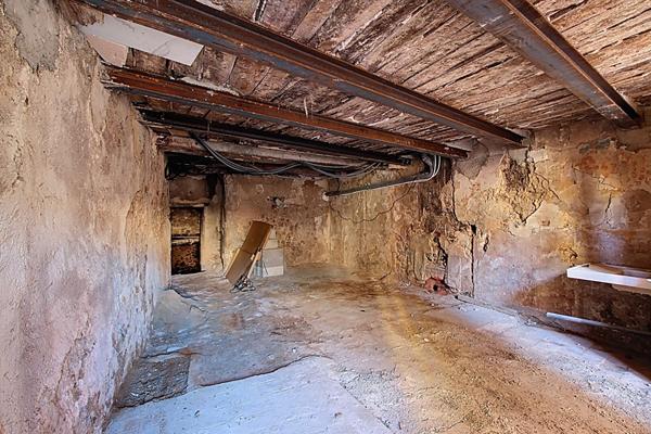 A VENDRE EN EXCLUSIVITE ! Local de 36 m² + 65m² de cave au coeur du village de LORGUES