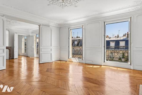 Les Batignolles, Rue de Rome – Superbe appartement de réception au 5ᵉ étage avec balcon filant